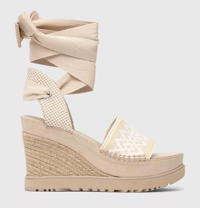 S výšivkou. (UGG, 3 599 Kč)