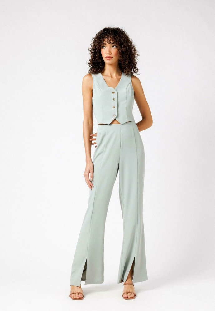 Kratší vestičky zažívají boom. (Urban Trends, 1 290 Kč)