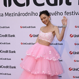 Aktuální barbiecore není cizí extravagantní slovenské návrhářce Vandě Jandě. V modelu z vlastní dílny posetém květy, jejichž ruční vyšívání trvalo půl roku, vypadala jako víla nebo panenka.