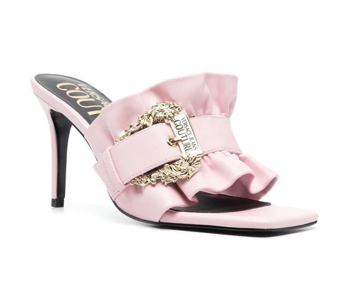 Luxusní doplněk zastoupí pantofíčky s volánem značky Versace. (6 190 Kč)