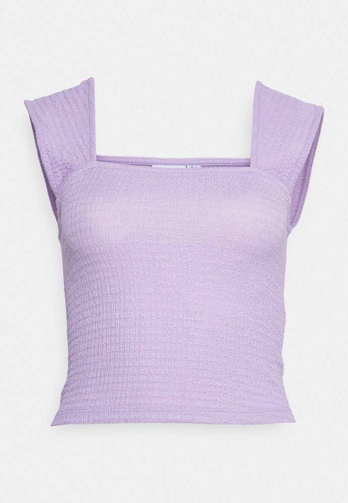 V letním výběru nesmí chybět crop top. (Vila, 499 Kč)