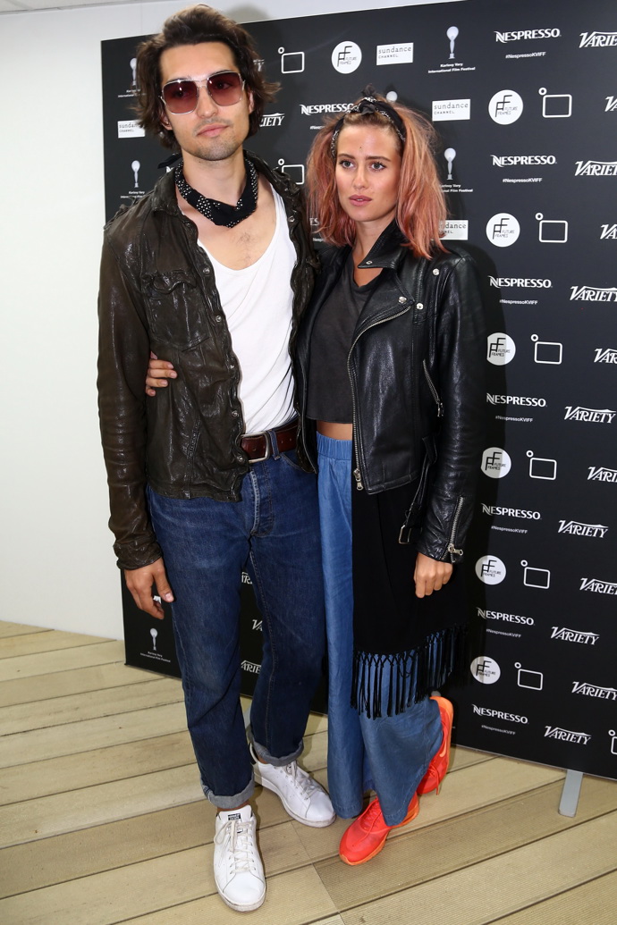 Ve stanu Nespresso pak dvojice předvedla to, co umí nejlíp - kreativní ležérní módu. Emma vynesla k černo-modrému outfitu kontrastní červené tenisky, Jordan se sladil s partnerkou do podobných barev a pár pak kreativně využil totožný černo-bílý šátek, který si muzikant uvázal na krk, zatímco Emma jím zkrotila hřívu. Tahle dvojice prostě módě rozumí.