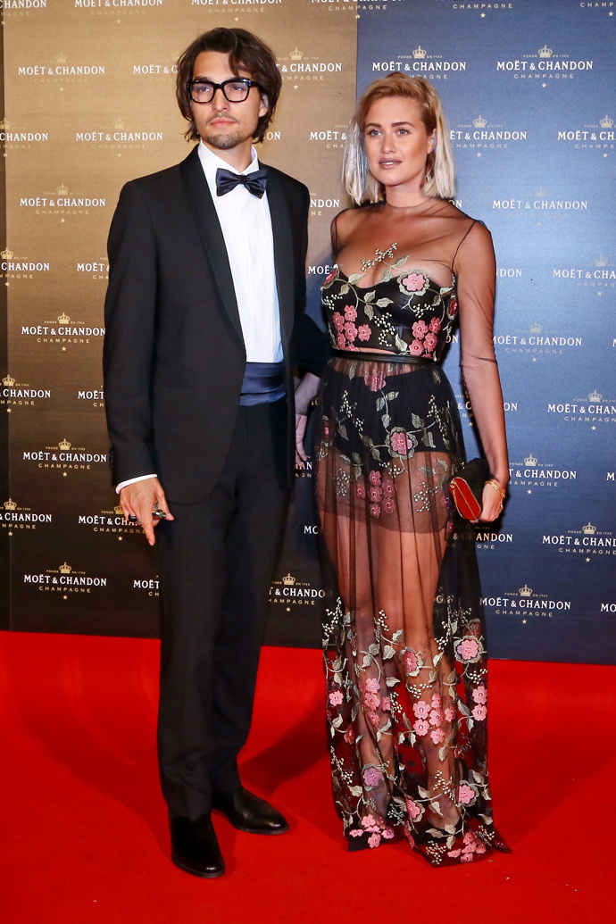 Na Moët party v roce 2017 dorazili Emma Smetana s Jordanem Hajem oblečení na jedničku. A jako vždy tak trochu předběhli dobu, tentokrát transparentním materiálem zpěvaččiných šatů, který je velmi in v letošním roce.