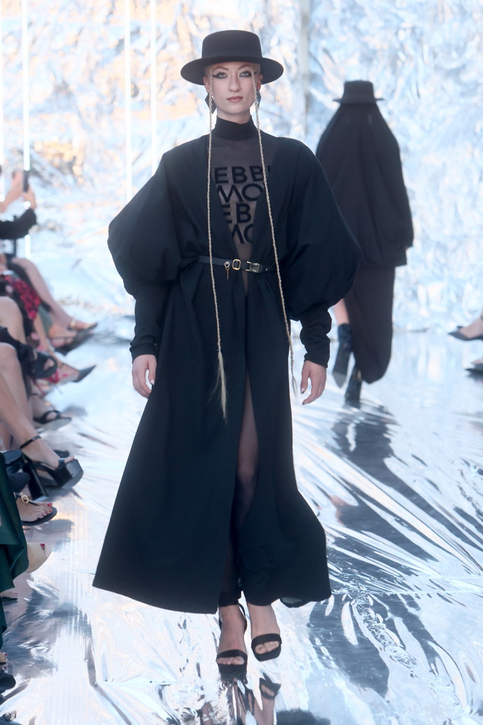 Model z přehlídky Debbie Brown na MFF KV 2023.