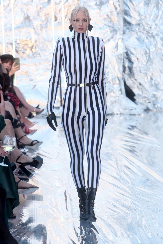 Model z přehlídky Debbie Brown na MFF KV 2023.