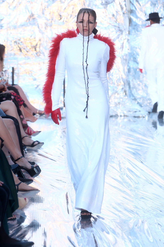 Model z přehlídky Debbie Brown na MFF KV 2023.