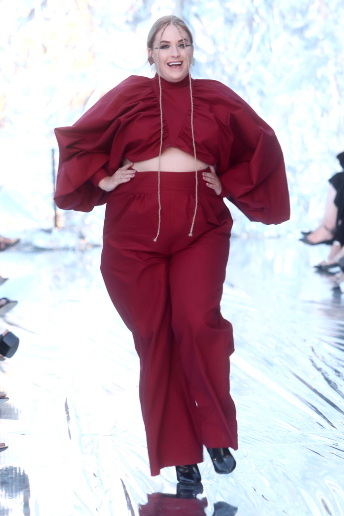 Model z přehlídky Debbie Brown na MFF KV 2023.