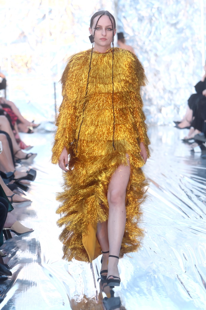 Model z přehlídky Debbie Brown na MFF KV 2023.