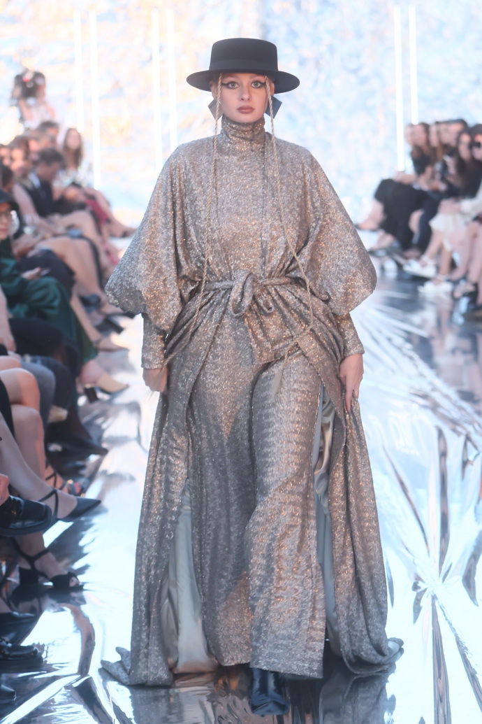 Model z přehlídky Debbie Brown na MFF KV 2023.