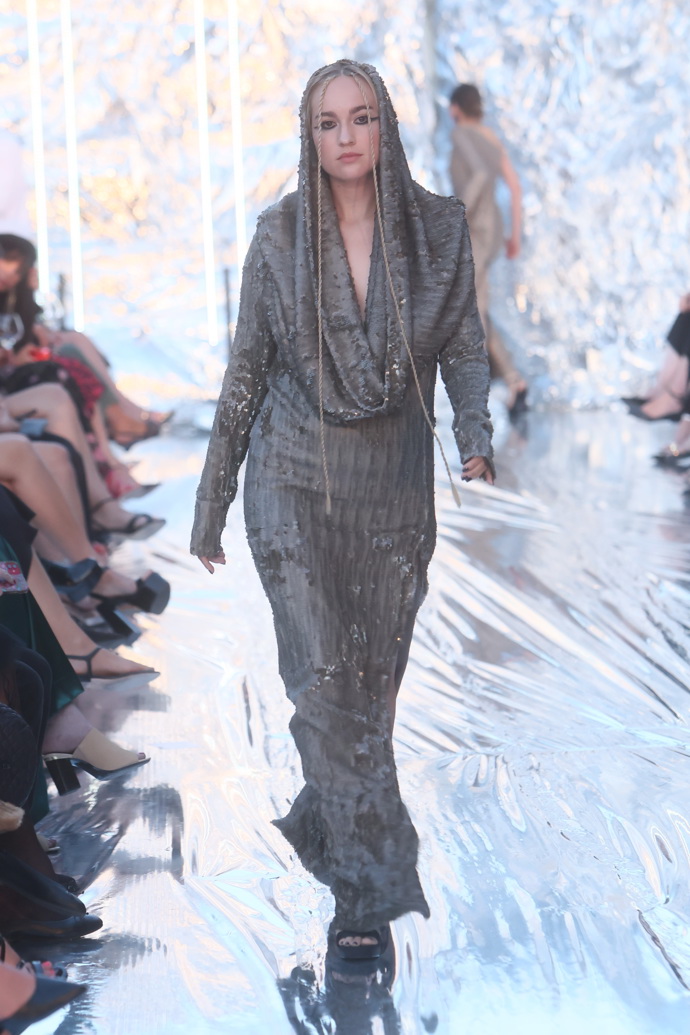 Model z přehlídky Debbie Brown na MFF KV 2023.
