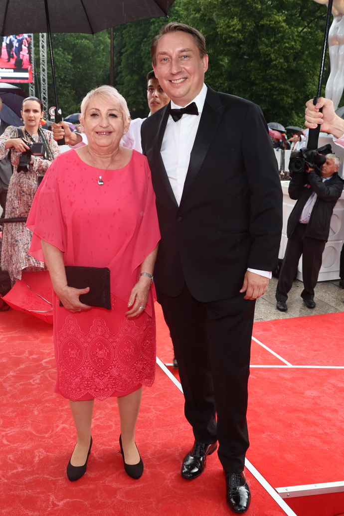 Maminka herce Roberta Mikluše doladila růžové šaty černými prvky.