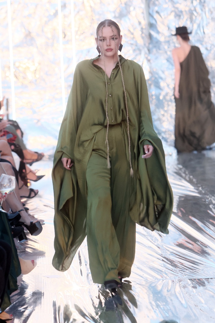 Model z přehlídky Debbie Brown na MFF KV 2023.
