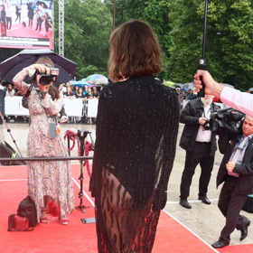 Při pohledu zezadu bylo všem jasné, jak vypadá hereččin zadeček. Mít s sebou Eliška ještě koloběžku, mohla strčit do kapsy i chytrou Horákyni.