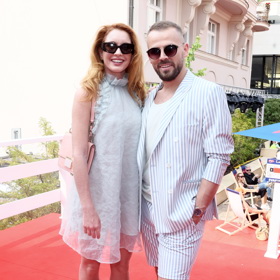 Kamarád Josef Mádle zase zvolil neformální světlý oblek.