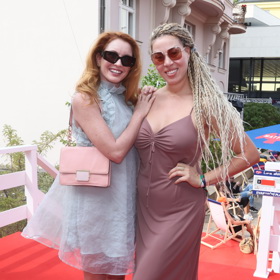 Denisa Nesvačilová a Zuzana Gamboa si užívají slunečné odpoledne v Karlových Varech.