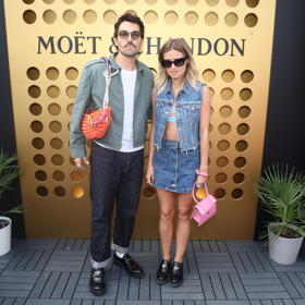 Zatímco na následnou Moët party se Jordan nepřevlékal, Emma sáhla po večírkovějším outfitu složeném z topíku, denimové minisukně a vesty. Kabelka v růžové barvě už byla jen třešničkou na dortu.