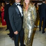 Už při loňském slavnostním zahájení festivalu v hotelu Thermal bylo znát, že to Emma a Jordan chystají rozjet ve velkém. Zatímco muzikant měl na sobě dobře padnoucí smoking a ruku obsypanou prsteny, Emma ho na radu stylisty Filipa Vaňka doprovodila ve zlatém flitrovaném obleku a házela odlesky na všechny strany tak, že na afterparty ani nepotřebovali disko kouli.