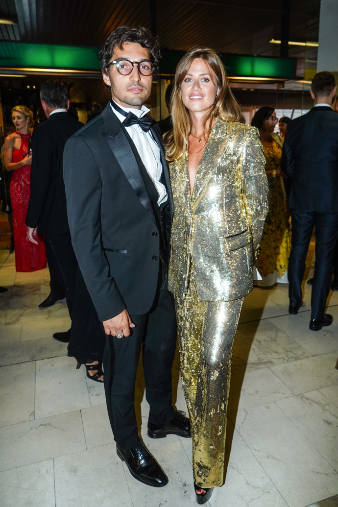 Už při loňském slavnostním zahájení festivalu v hotelu Thermal bylo znát, že to Emma a Jordan chystají rozjet ve velkém. Zatímco muzikant měl na sobě dobře padnoucí smoking a ruku obsypanou prsteny, Emma ho na radu stylisty Filipa Vaňka doprovodila ve zlatém flitrovaném obleku a házela odlesky na všechny strany tak, že na afterparty ani nepotřebovali disko kouli.