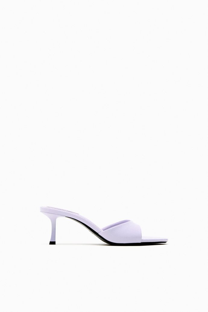 Jednoduché pantoflíčky s otevřenou špičkou. (Zara, 1 299 Kč)