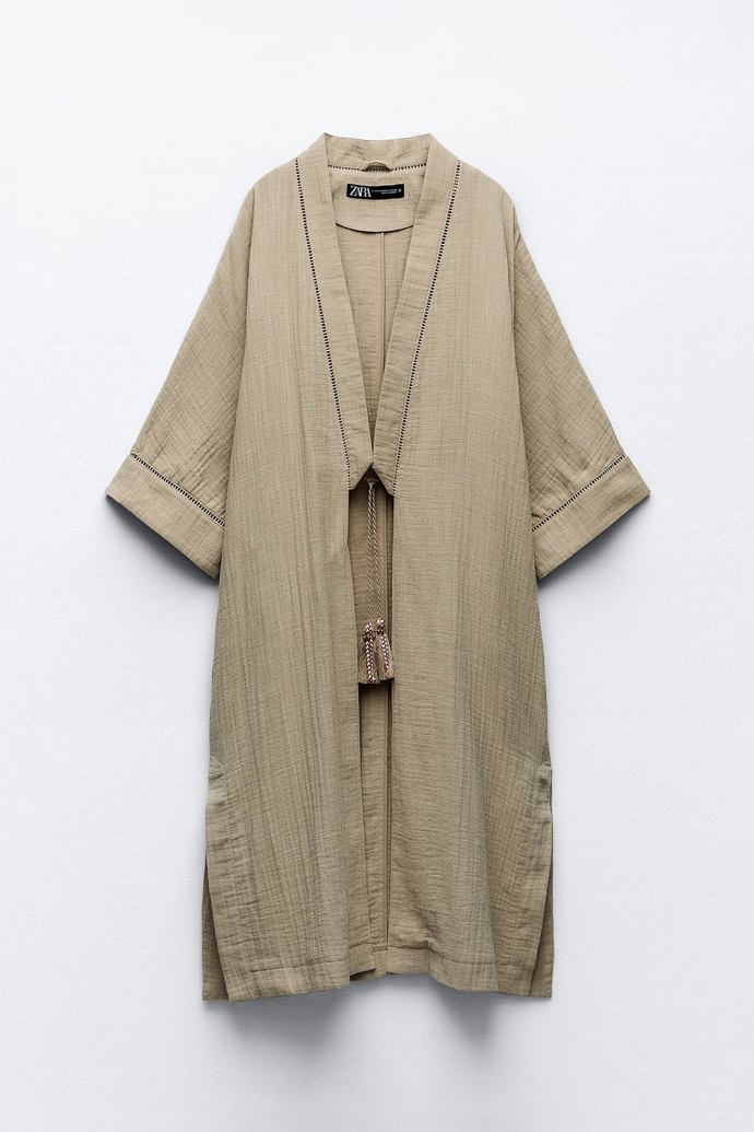 Rozevřené kimono je skvělou variantou pro vrstvení. (Zara, 1 399 Kč)