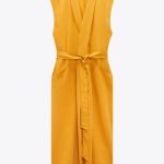 Odhalují sice paže, střih se zavinovací optikou, výrazný odstín a příznivá délka nabízejí více možností nošení. Přes jednoduché topy nebo rozevřené jako svrchní vrstva. (Šaty, Zara, 1 399 Kč)