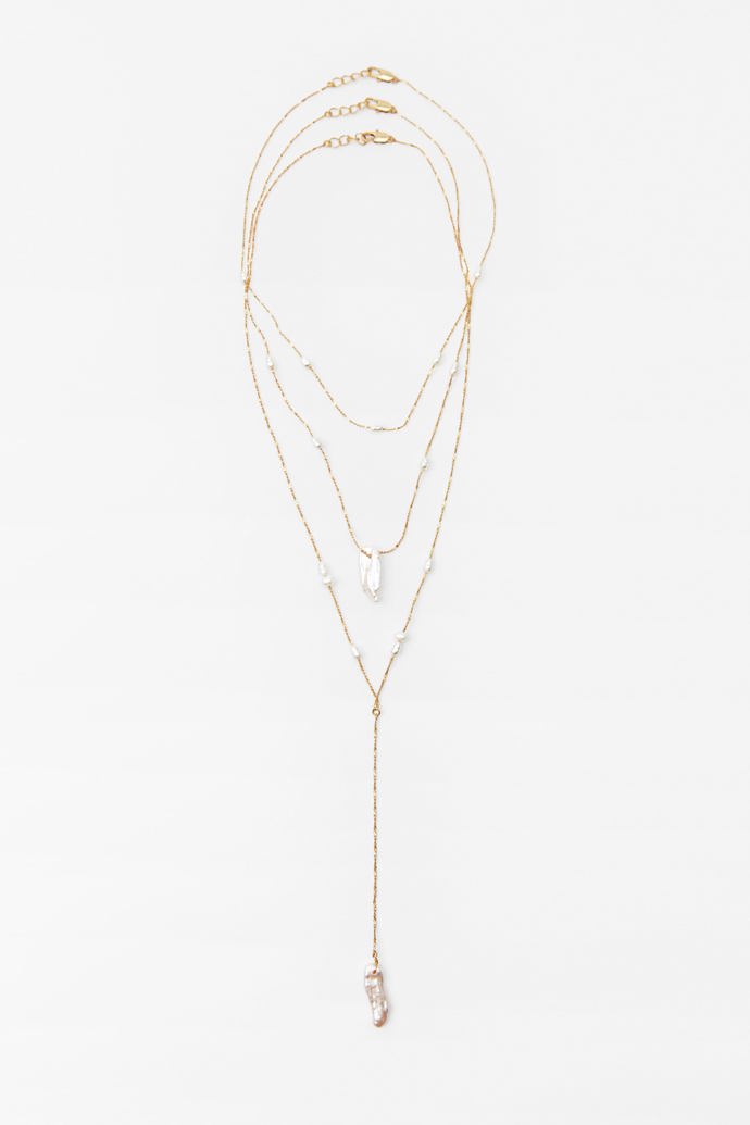 Náhrdelník s říčními perlami a dlouhým závěsem. (Zara, 599 Kč)