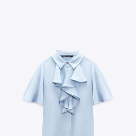 Základní využití nebo inovativní proměna? Volány ve formě fiží na saténové blůze. (Zara, 799 Kč)