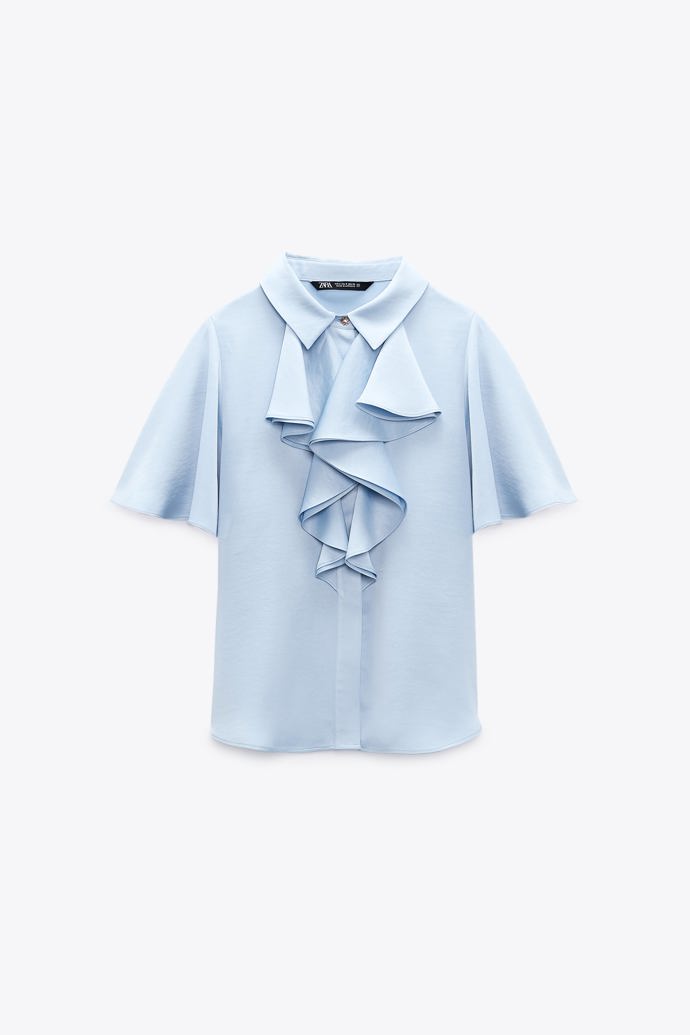 Základní využití nebo inovativní proměna? Volány ve formě fiží na saténové blůze. (Zara, 799 Kč)