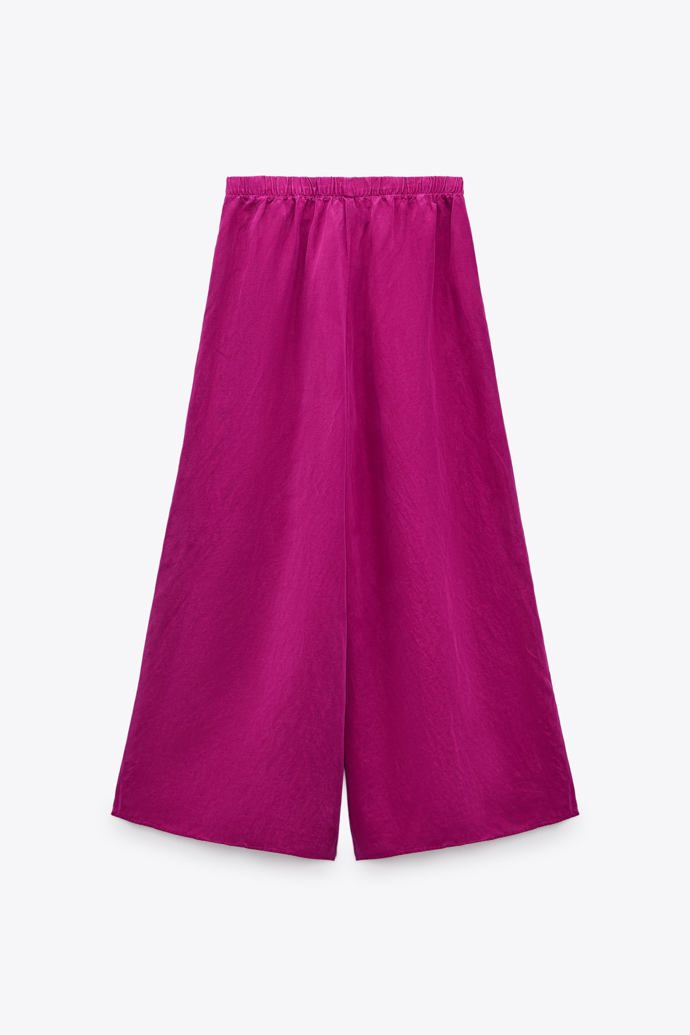 Ani široké kalhoty by neměly vaší pozornosti uniknout. Obzvlášť ty krásně barevné. (Zara, 999 Kč)