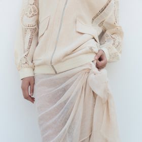 Šátek ze lněné směsi nošený jako sukně? Právě in. (Zara, 549 Kč)