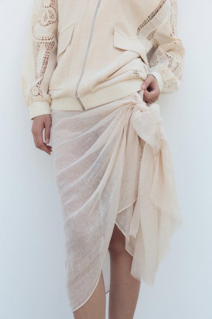 Šátek ze lněné směsi nošený jako sukně? Právě in. (Zara, 549 Kč)