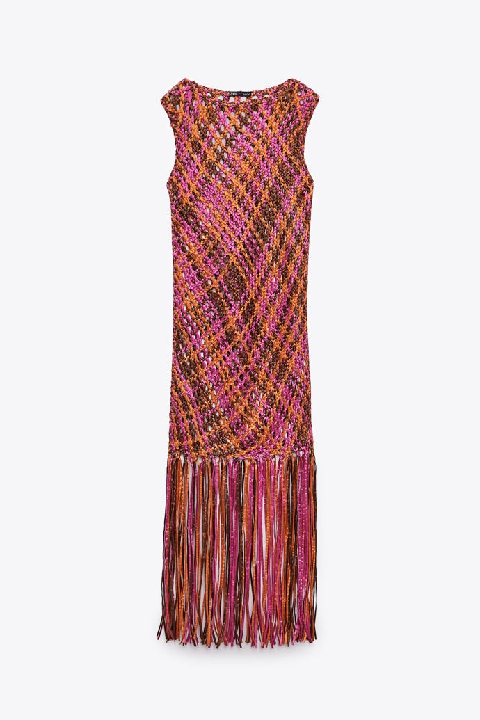 Vizuálně nápadné šaty z pevných proužků, ideální jako festivalový outfit. (Zara, 2 599 Kč)