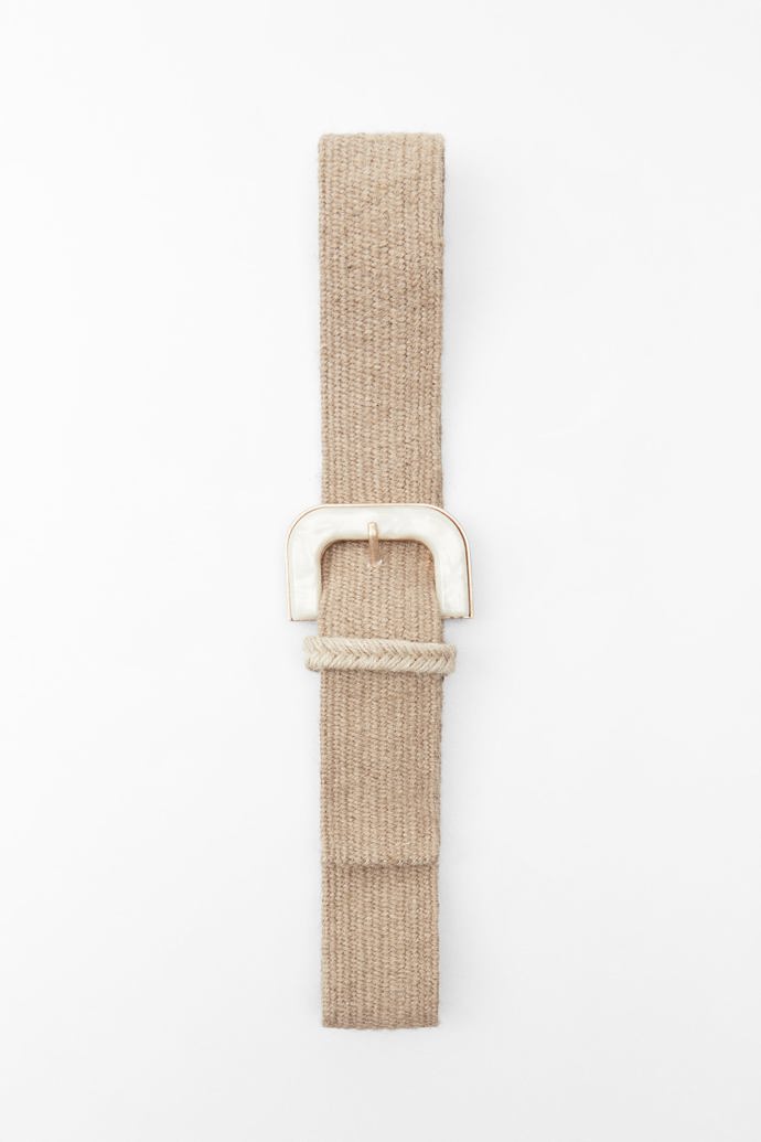 Široký pásek noste přes sako či šaty a vždy jej umístěte do výše pasu. (Zara, 499 Kč)