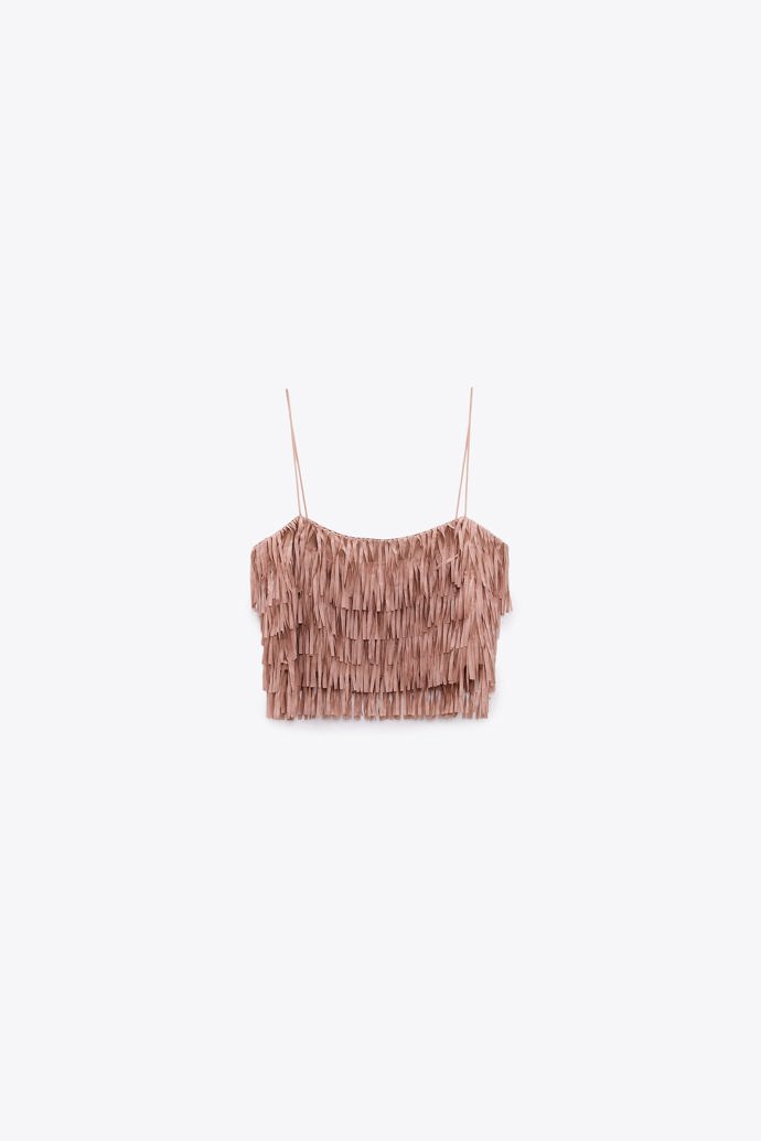 Crop top. Highlight léta se bez třásní také neobejde. (Zara, 499 Kč)