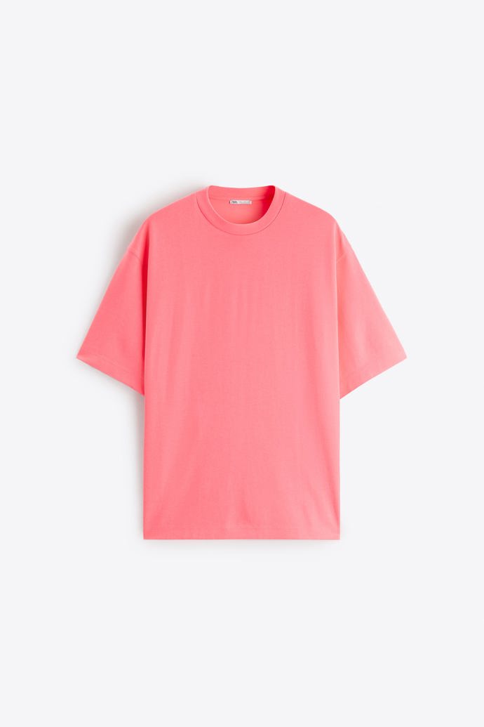 Vyznávat oblibu právě módní barvy můžete i celorůžovým tričkem. (Zara, 549 Kč)