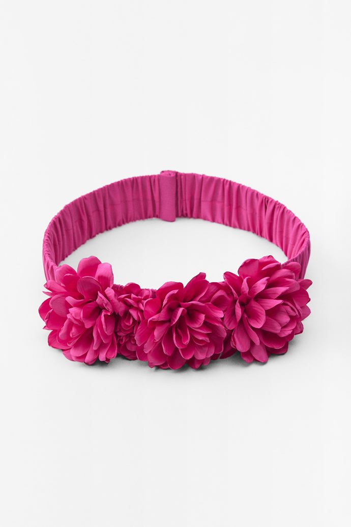 Každý růžový detail se počítá. Pásek s kvítky obzvlášť. (Zara, 549 Kč)