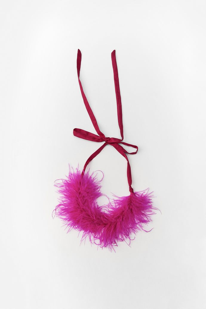 Náhrdelník typu choker se zavazováním zdobený peřím. (Zara, 599 Kč)