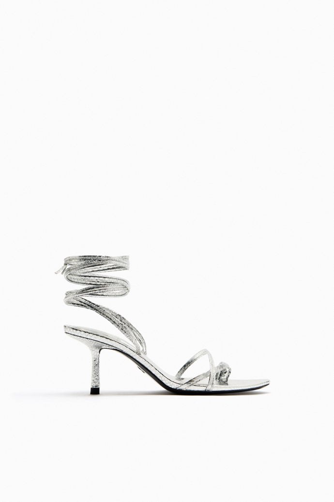 Stříbřité sandálky. (Zara, 599 Kč)