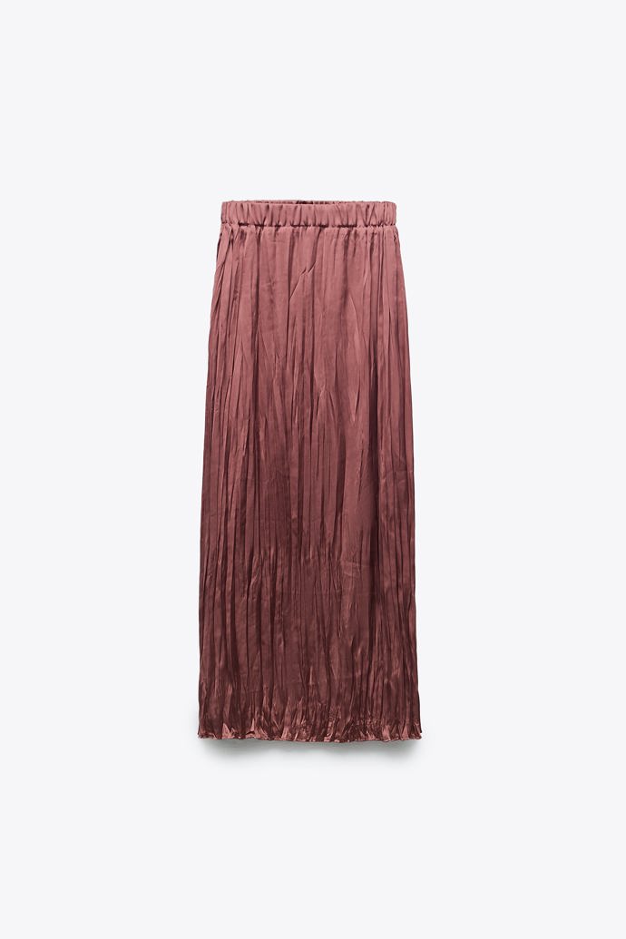 Mačkaný povrch maxi sukni dodává texturu. (Zara, 699 Kč)