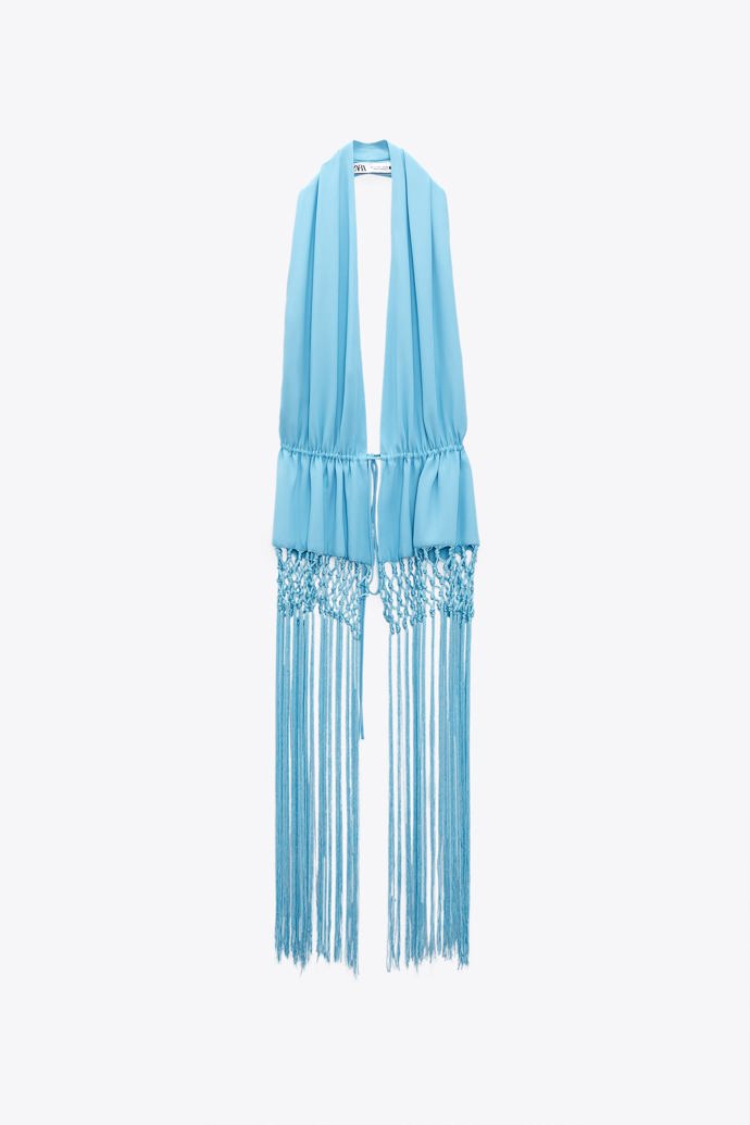 Třásně mohou zdobit také saténový top. (Zara, 799 Kč)