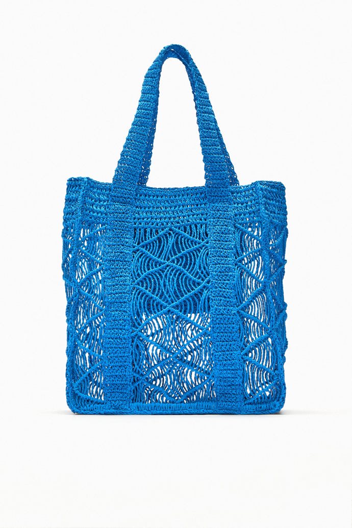 Jednoduchá drhaná kabelka s otvory. (Zara, 799 Kč)