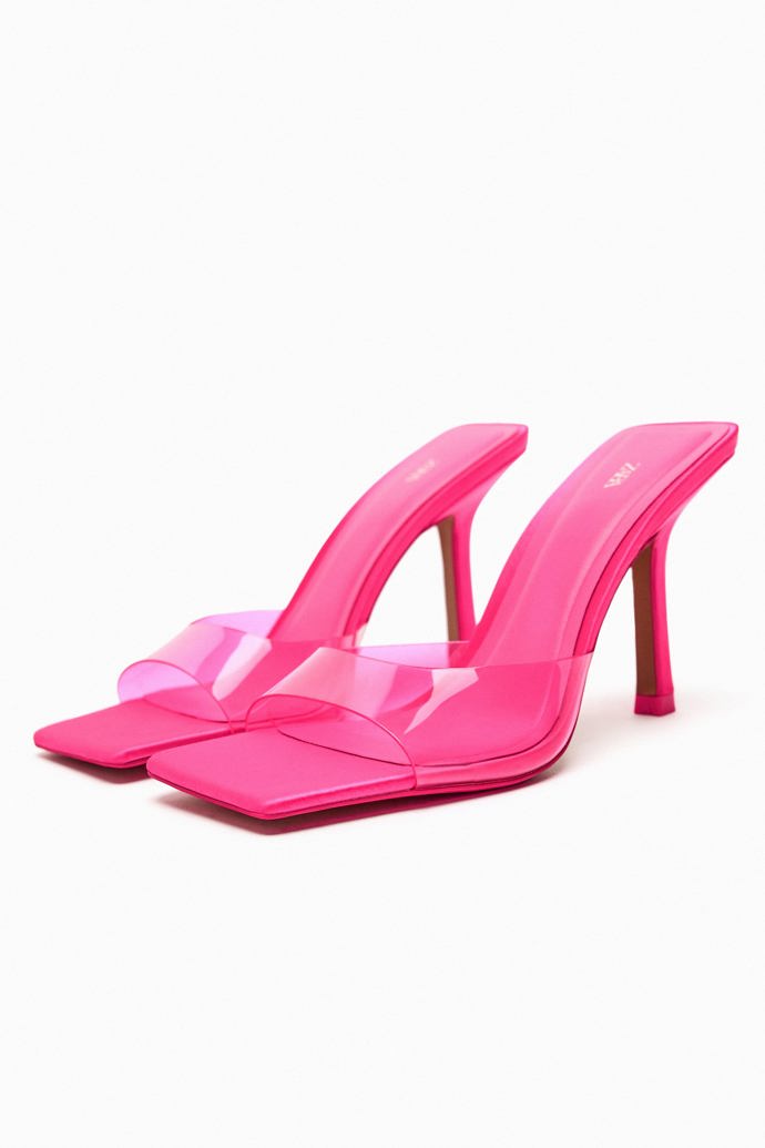 Plastik, výrazný prvek šatníku i interiéru blonďaté krasavice. (Zara, 799 Kč)