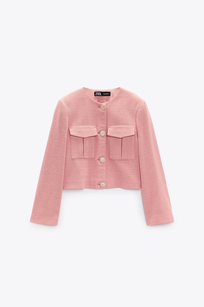 Jednoduchý propínací kabátek v elegantním duchu. (Zara, 999 Kč)