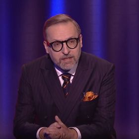 Na televizní obrazovce působí Jiří Martínek sebevědomě a soutěžícím nahání hrůzu. 