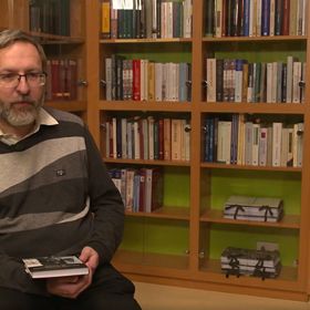 Doktor Vševěd tvrdí, že v jeho bramborovém salátu nesmí být cibule.