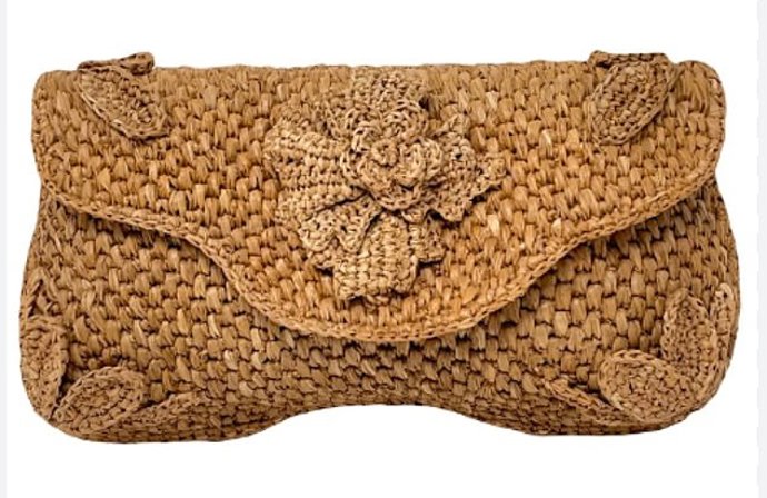 V dubnu loňského roku vynesla vévodkyně z Edinburghu na setkání s premiérem Svaté Lucie model Tahiti.