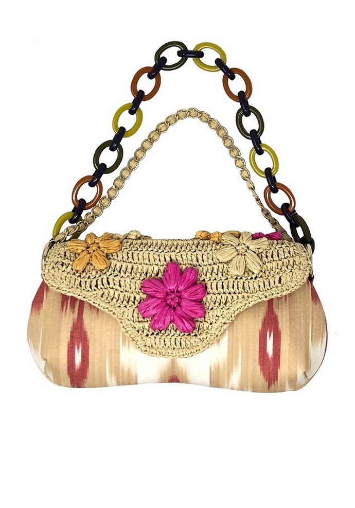 Na svatbu Flory Ogilvy a Timothyho Vesterberga si Sophie vzala tuto kabelku od Sofie Habsburské za 8 900 Kč. Model zdobený ručně tkaným Ikatem, tedy pestrobarevnou tkaninou s neostrými konturami ve vzorování, až z dalekého Uzbekistánu a vyšívaným rafiovým zapínacím vrškem skvěle sedl k jejím šatům.