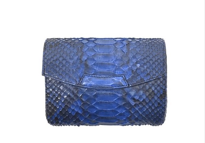 Vévodkyně z Edinburghu má ve své sbírce i modrou variantu Clea. Tu vynesla například na slavnostní přehlídku královského jezdectva v červenci letošního roku.