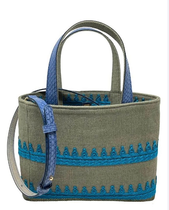 A ještě jeden kousek závěrem, khaki model Luisa s modrým zdobením za 6 100 Kč, který rovněž patří do Sophiiny sbírky.