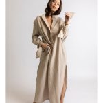 Kaftanové šaty Ophelia české značky Anamé nabízí hned v několika krásých zemitých odstínech. (7 990 Kč)